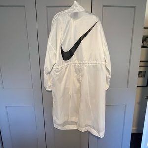 New with tags Nike raincoat/wind breaker